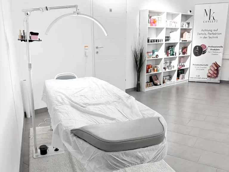 Behandlungsbereich im Nagelstudio MK Concept mit professioneller Ausstattung