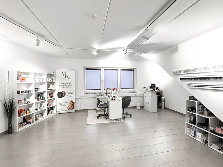 Nagelstudio MK Concept Innenansicht modern und hell