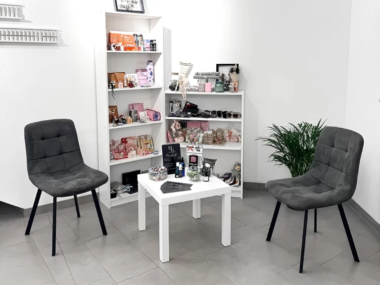 Wartebereich im Nagelstudio MK Concept mit Pflegeprodukten und Sitzgelegenheiten